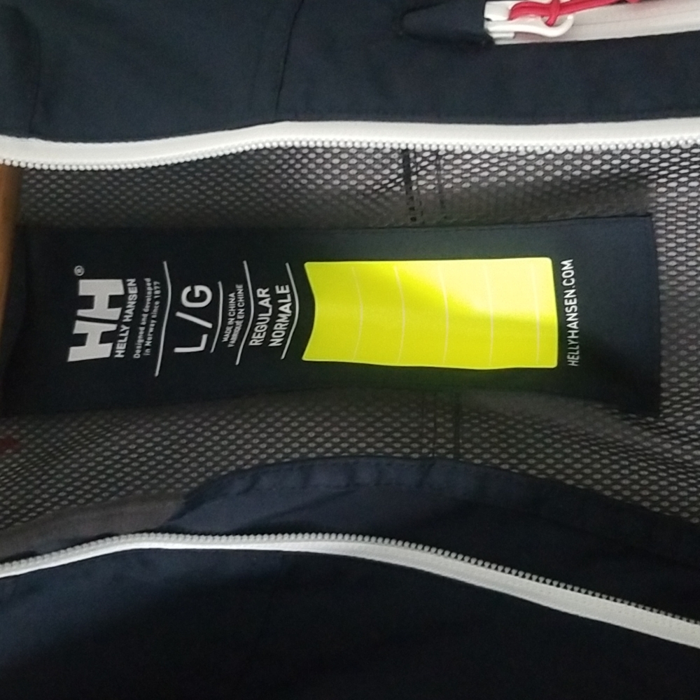 VEST - Picture 3 of 7